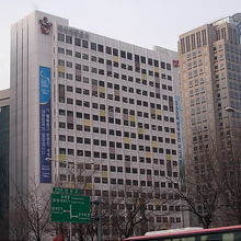 最上部にハングルで韓国観光公社と記されているビル