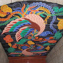 ゲート部分天井には絢爛豪華な彩色画が描かれていました