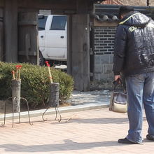 ”矢”を投げて一喜一憂する若者達の様子