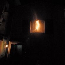 外には看板がない，引き戸を引くと