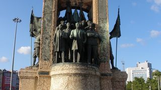 地元の若者が多い広場