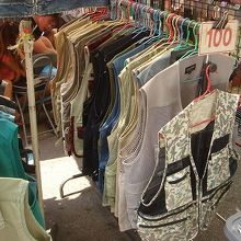 衣類はお安くなってます