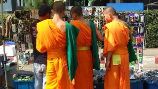 チェンマイのショッピングは土・日に開催のフリマが一番です