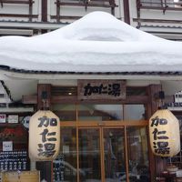 雑誌などで有名な加仁湯温泉の宿の入口です
