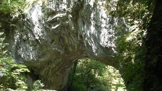 帝釈峡に架かる自然のアーチ