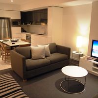 ダイニング・エリアは二人で使ってもやや窮屈な感じ