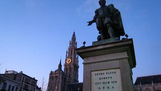 フランダースの犬の記念碑がある