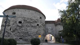 旧市街の入口にある歴史的建造物