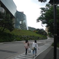 ホテルの門からの坂道