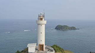 海に突き出た断崖絶壁の灯台