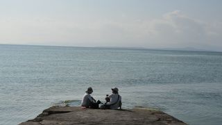 今は使われていない桟橋。海が美しい。