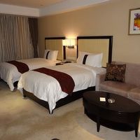 ラブチェアが置かれ、ゆったりしたお部屋でした。空調は２箇所、