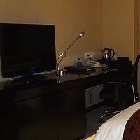 椅子やデスクライトなど、ビジネスライクなディスプレイです。