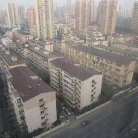 1６階から見下ろせば広い車道に、向うには高層ビル群。