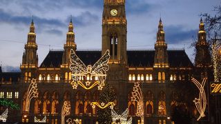 市庁舎前広場はクリスマスマーケット