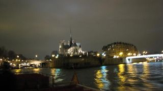 寒い時期のセーヌ河クルーズ