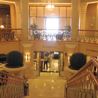 ロビー中央にある階段を下りると、ショップやカフェがあります。