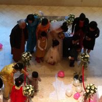 花嫁、花婿を囲んで記念撮影。　バルーンが二階から降る演出有り