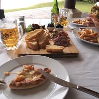 アンティパスト・プラッター、ピザ、ファラフェル・バーガー