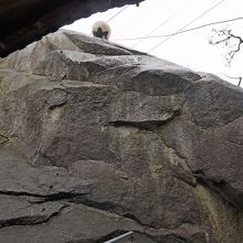 岩の中にお寺がある感じ