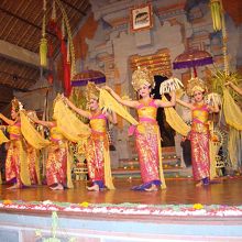 花撒きダンスです　　圧巻！