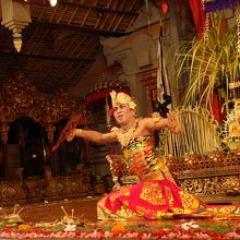 男が女で？　よく分からんけど・・・ダンスはすごい！