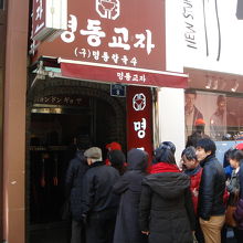 １号店です。相変わらずの人気です。右隣がH＆Mです。