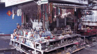 東台路古玩街はなんだか怪しい物が一杯です。