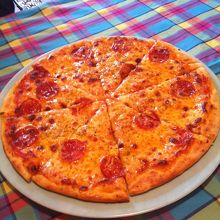 ピザは大小二種類、生地は固め、普通に美味しいデス