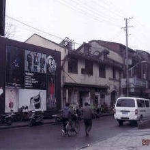 周りは古い住宅を解体中。