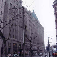 南京東路に面してます。