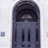 閉まったままの鉄の扉