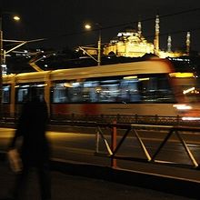 ガラタ橋を通るトラムと、リュステム・パシャ・ジャーミーの夜景