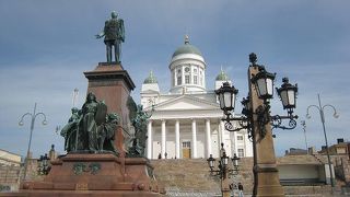 広場の中心にあるもの