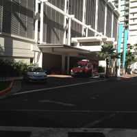 正面通りは人通りは少ないですが結構車は通ります