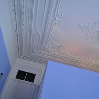 天井の彫刻が美しい客室