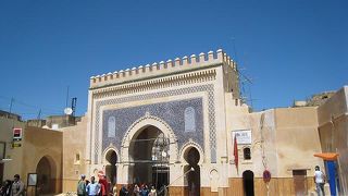 鮮やかなフェスブルー