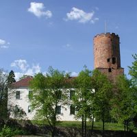 重厚な塔がたまりません…周囲は湖と森に囲まれています