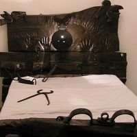 拷問部屋の寝室…拷問器具が無造作に置かれていますね…