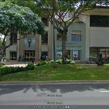 kalakaua通りに位置します