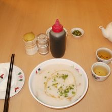 海鮮粥と中国茶です。お茶はポットでの提供でした。