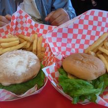 左が通常サイズ、右がキッズサイズです。