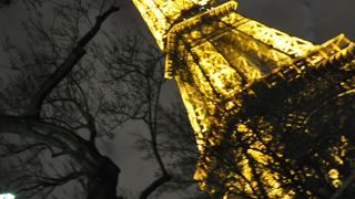 下りの階段注意　(夜のエッフェル)　～　パリ