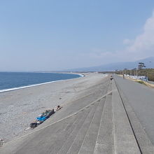 海辺の風景。本当なら右手に富士山が見えます。