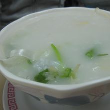 鮑粥。鮑見えないですが、下にたっぷり入ってます。