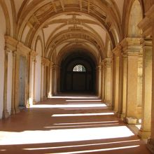ジョアン３世の回廊★床に落ちた柱の影が美しい
