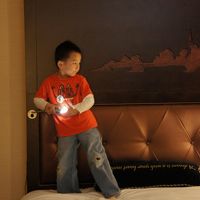 ベッドは高さがあり、4歳は一人で登れませんでした。