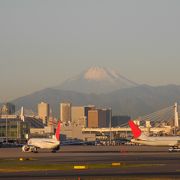 羽田空港から観る富士山。