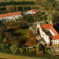 手前が城、左奥が別館ホテル　2つの施設に部屋はあります。