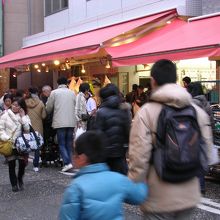 人が多くて店が見えません